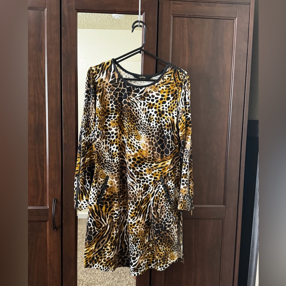 Leopard print dress with side pockets and both side smalls slit good condition